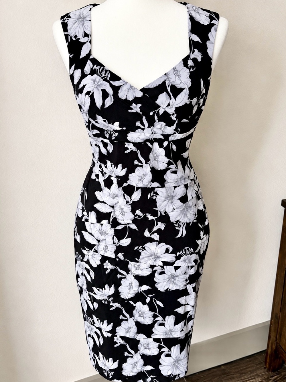 White House Black Market Instantly Slimming Floral Sheath Dress Size 4